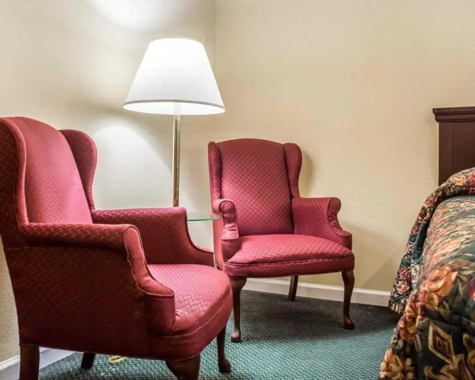 Econo Lodge Inn & Suites North Syracuse Airport