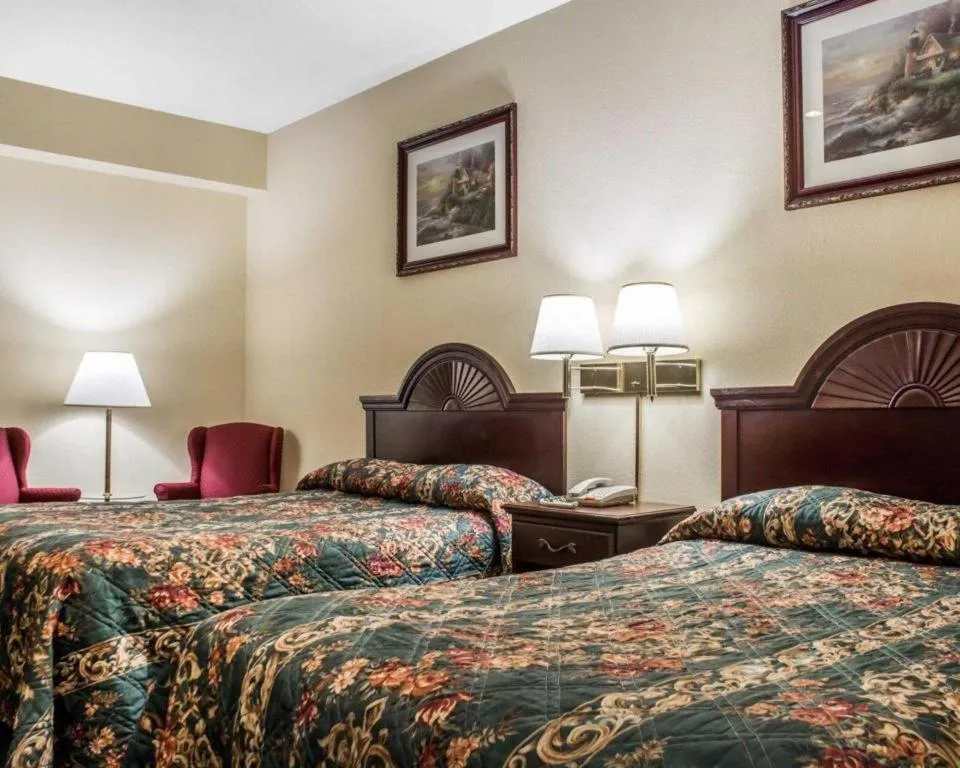 Bed in Econo Lodge Inn & Suites North Syracuse Airport