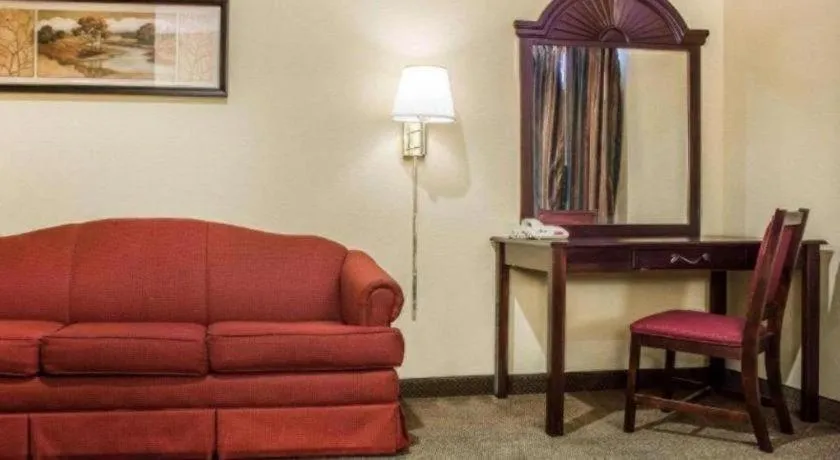 Econo Lodge Inn & Suites North Syracuse Airport