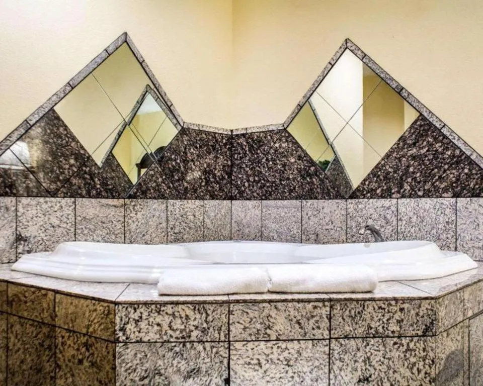 Econo Lodge Inn & Suites North Syracuse Airport