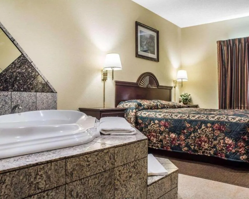Bed in Econo Lodge Inn & Suites North Syracuse Airport