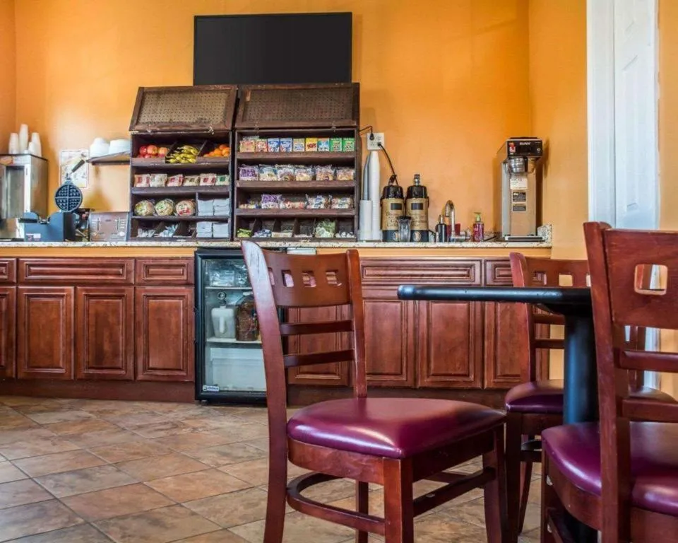 Econo Lodge Inn & Suites North Syracuse Airport