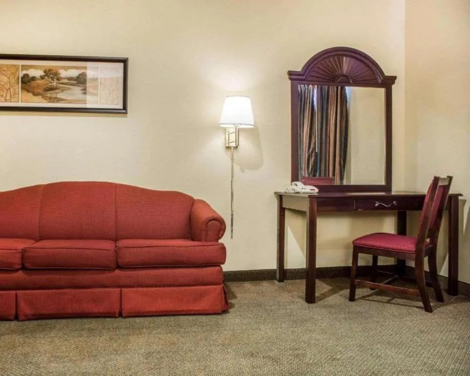 Econo Lodge Inn & Suites North Syracuse Airport