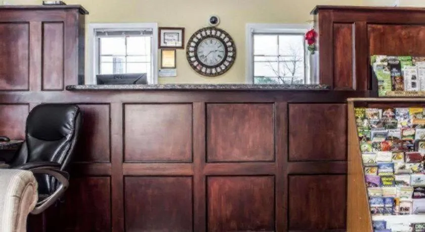 Econo Lodge Inn & Suites North Syracuse Airport