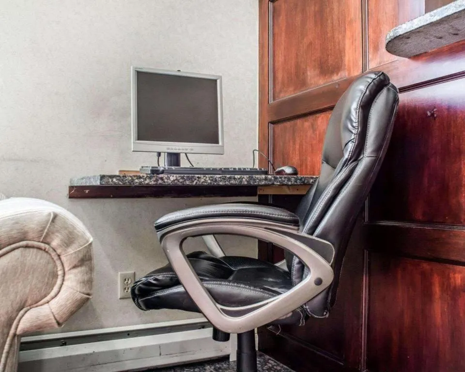 Econo Lodge Inn & Suites North Syracuse Airport