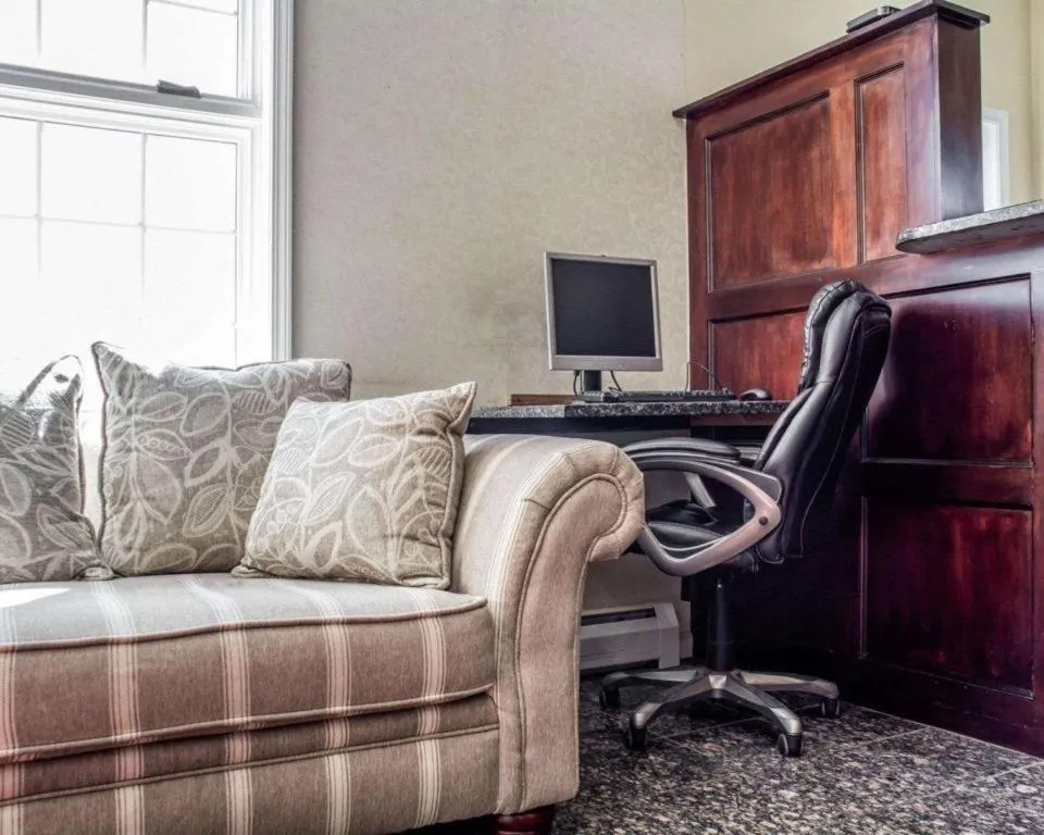 Econo Lodge Inn & Suites North Syracuse Airport