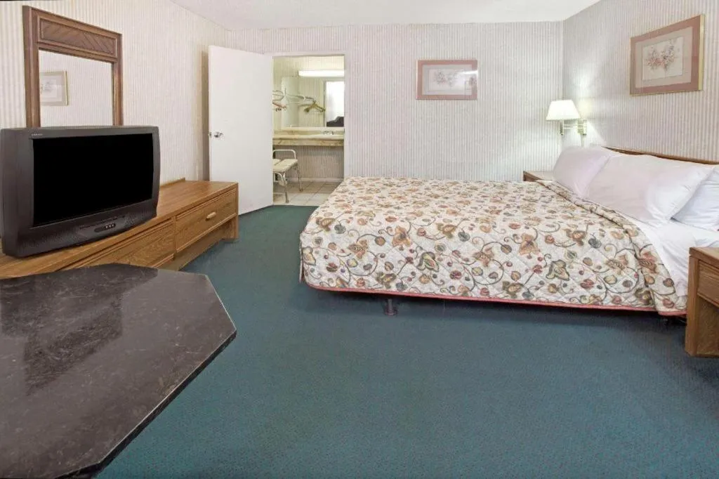 Bed in Knights Inn South Houston TX