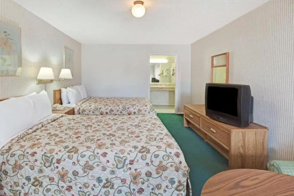 Bed in Knights Inn South Houston TX