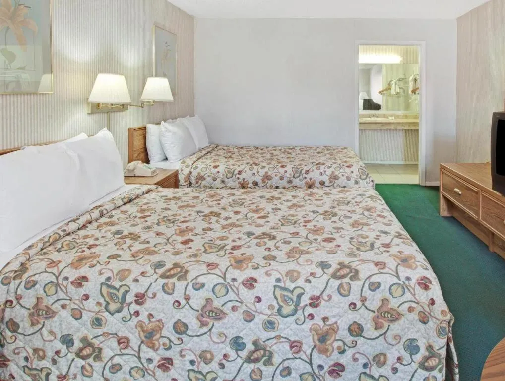 Bed in Knights Inn South Houston TX