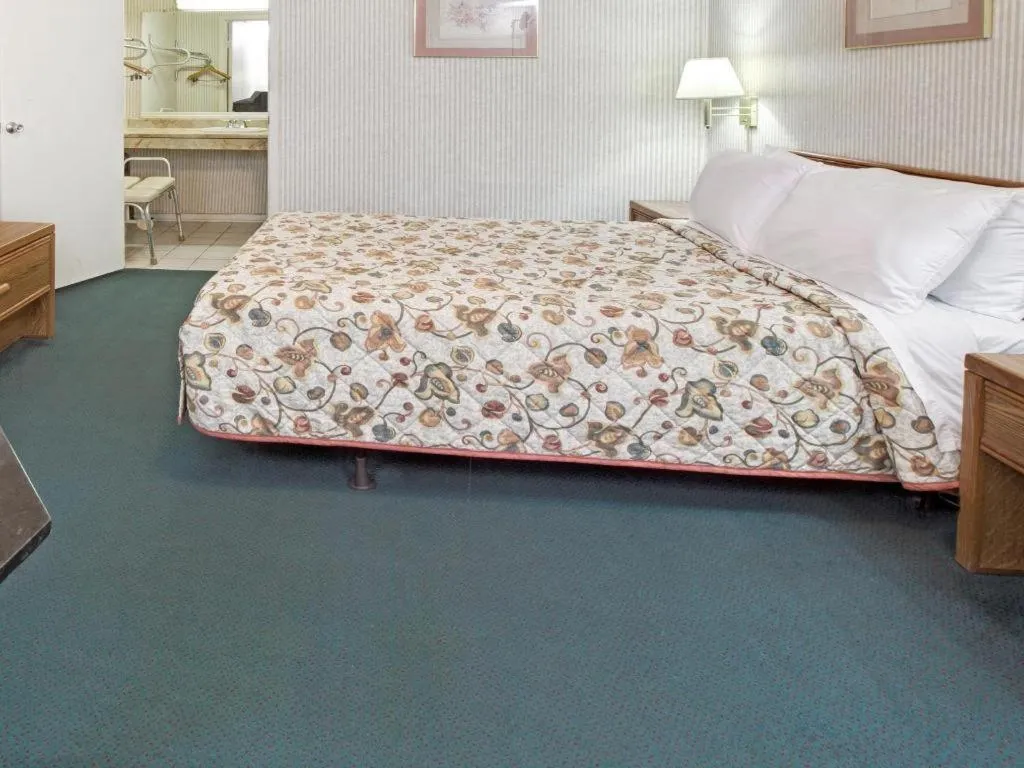 Bed in Knights Inn South Houston TX