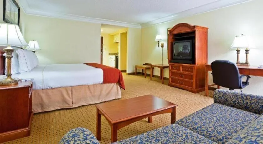 Bed in HOLIDAY INN EXPRESS RINGGOLD (CHATTANOOGA AREA) By IHG