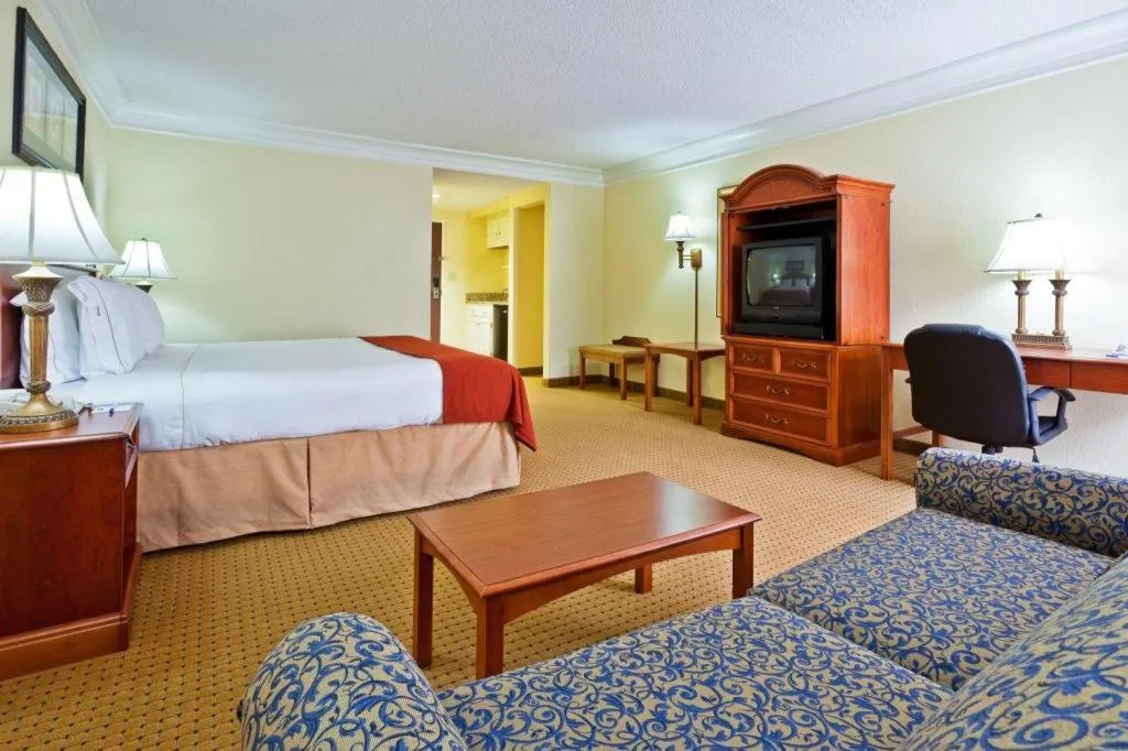 Bed in HOLIDAY INN EXPRESS RINGGOLD (CHATTANOOGA AREA) By IHG