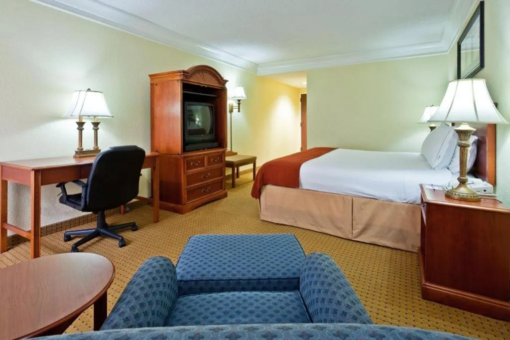 Bed in HOLIDAY INN EXPRESS RINGGOLD (CHATTANOOGA AREA) By IHG