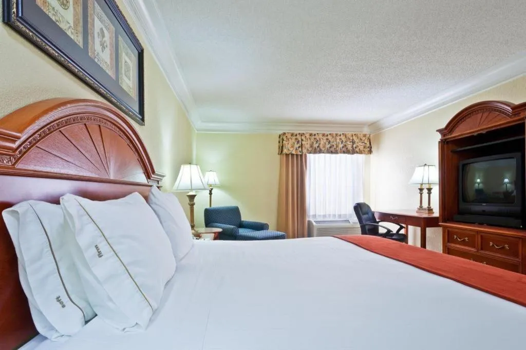 Bed in HOLIDAY INN EXPRESS RINGGOLD (CHATTANOOGA AREA) By IHG