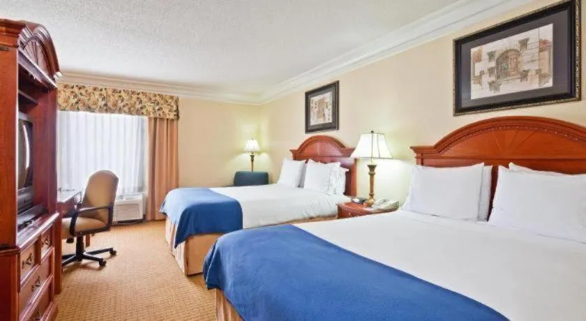 Bed in HOLIDAY INN EXPRESS RINGGOLD (CHATTANOOGA AREA) By IHG