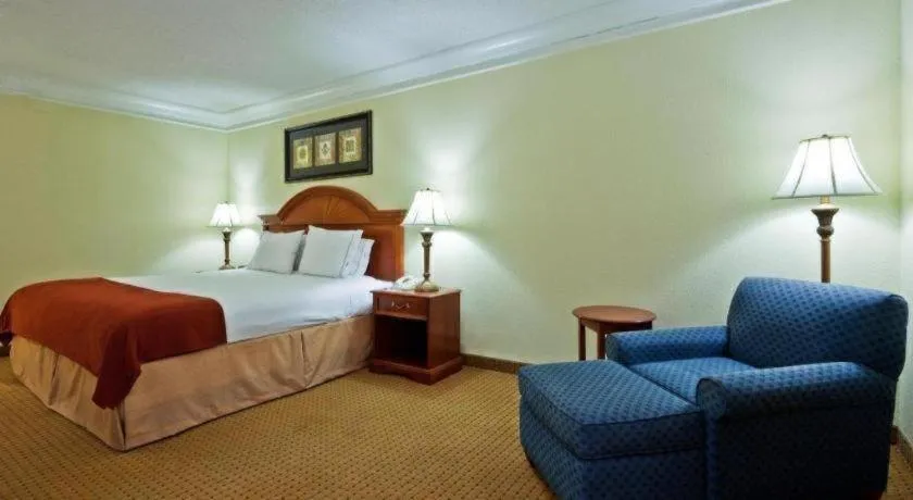 Bed in HOLIDAY INN EXPRESS RINGGOLD (CHATTANOOGA AREA) By IHG