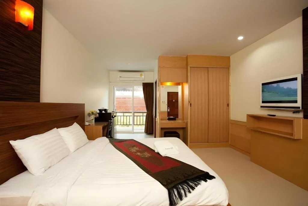 Bed in Amnauysuk Hotel