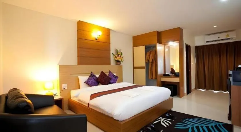 Bed in Amnauysuk Hotel