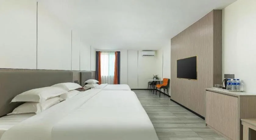 Bed in Renhe Good East Hotel