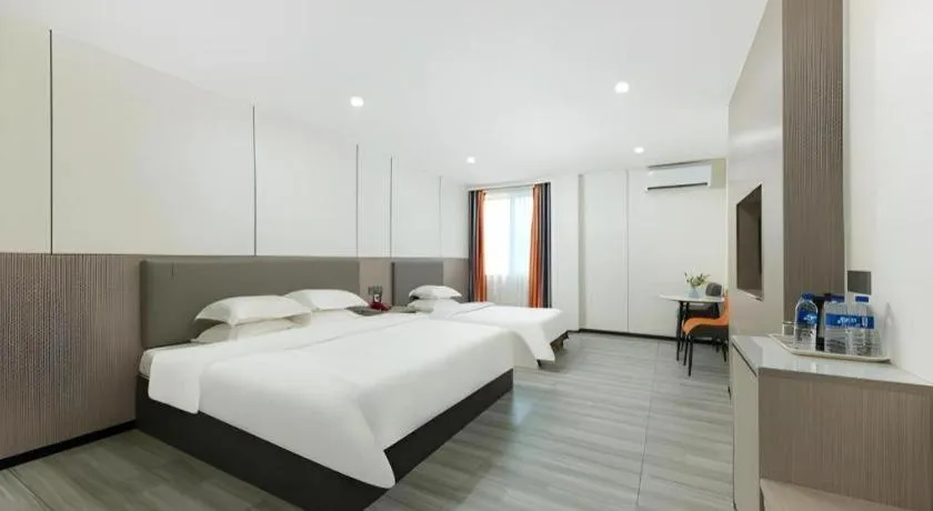 Bed in Renhe Good East Hotel