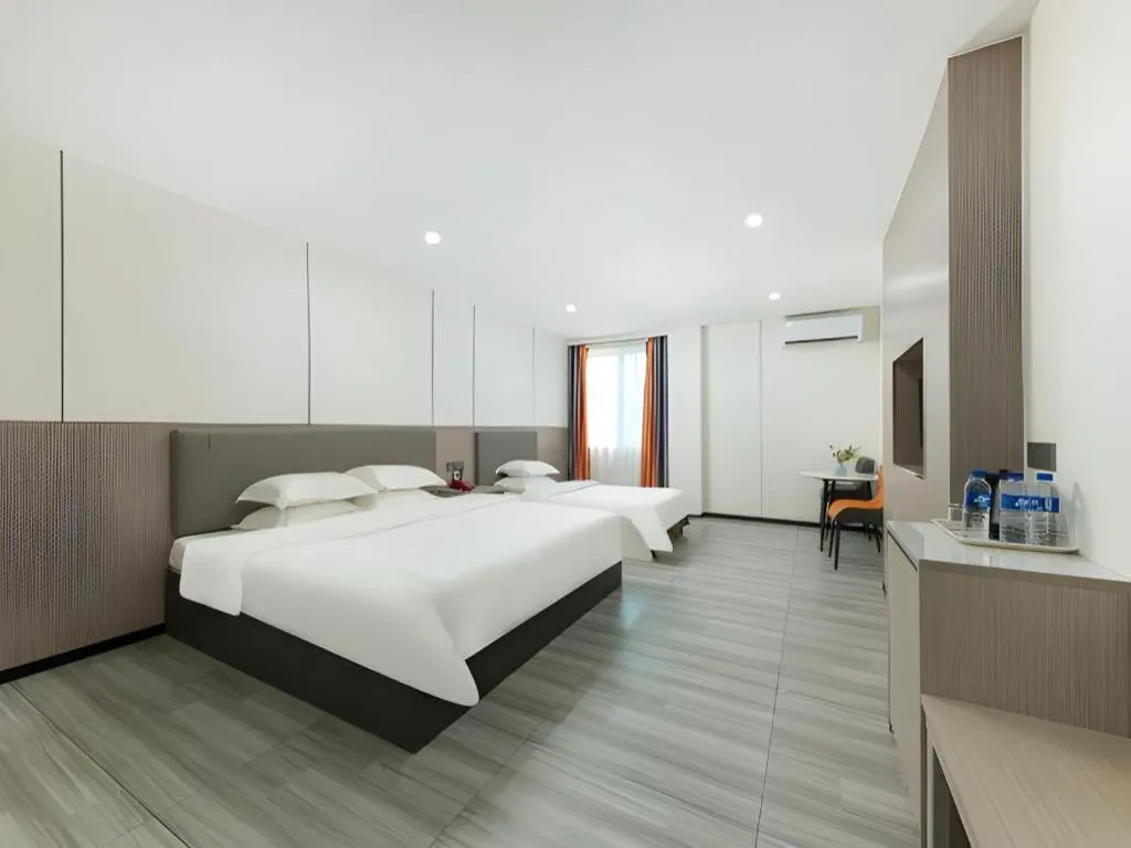 Bed in Renhe Good East Hotel