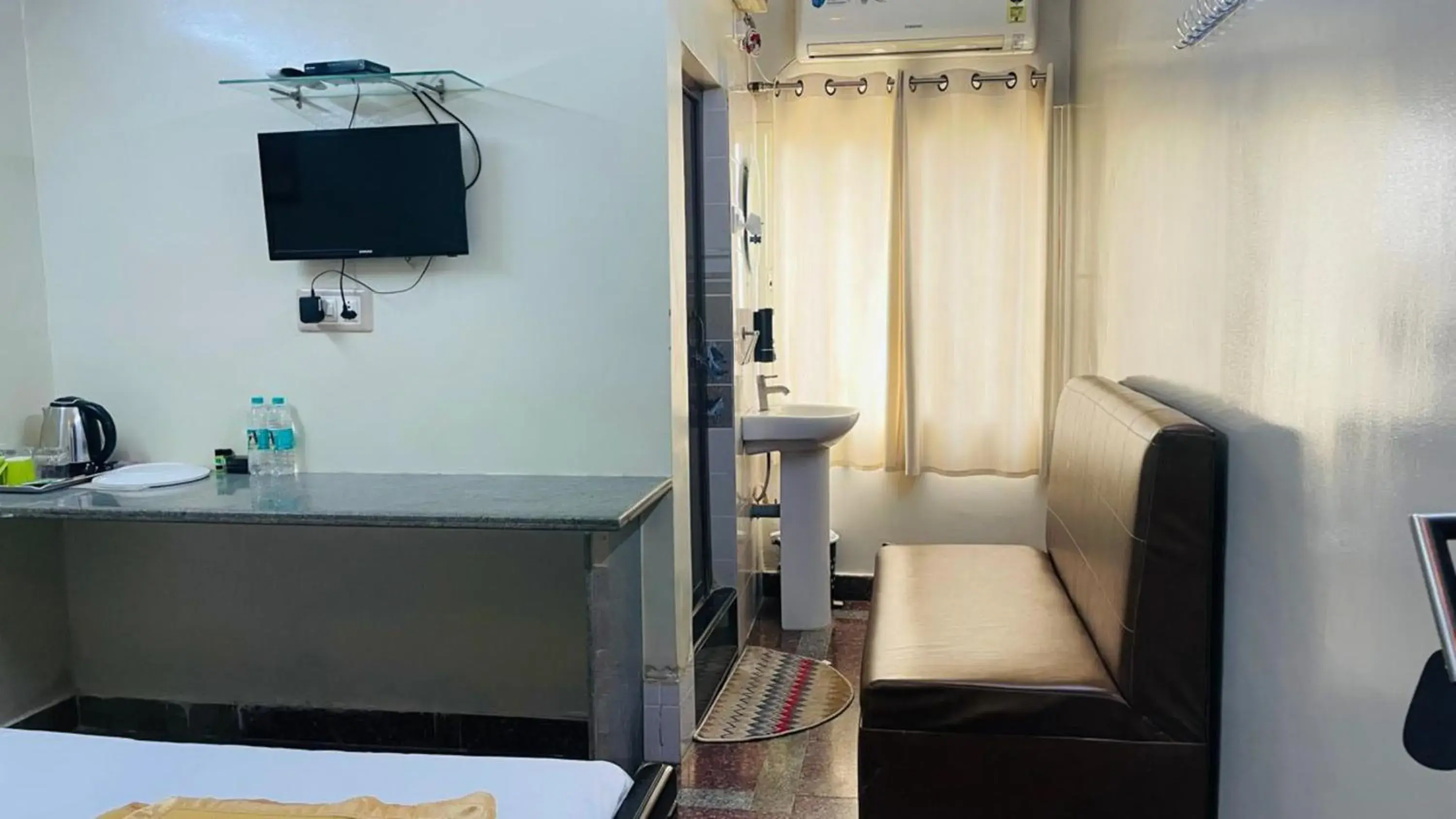 Standard Double Room with Fan in Hotel Sai Palace Inn Standard Double Room with Fan in Hotel Sai Palace Inn