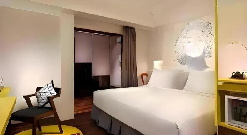 Bed in The Silk at Dago Boutique Hotel