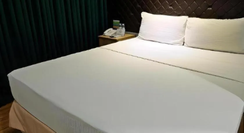 Bed in Capitol Central Hotel and Suites