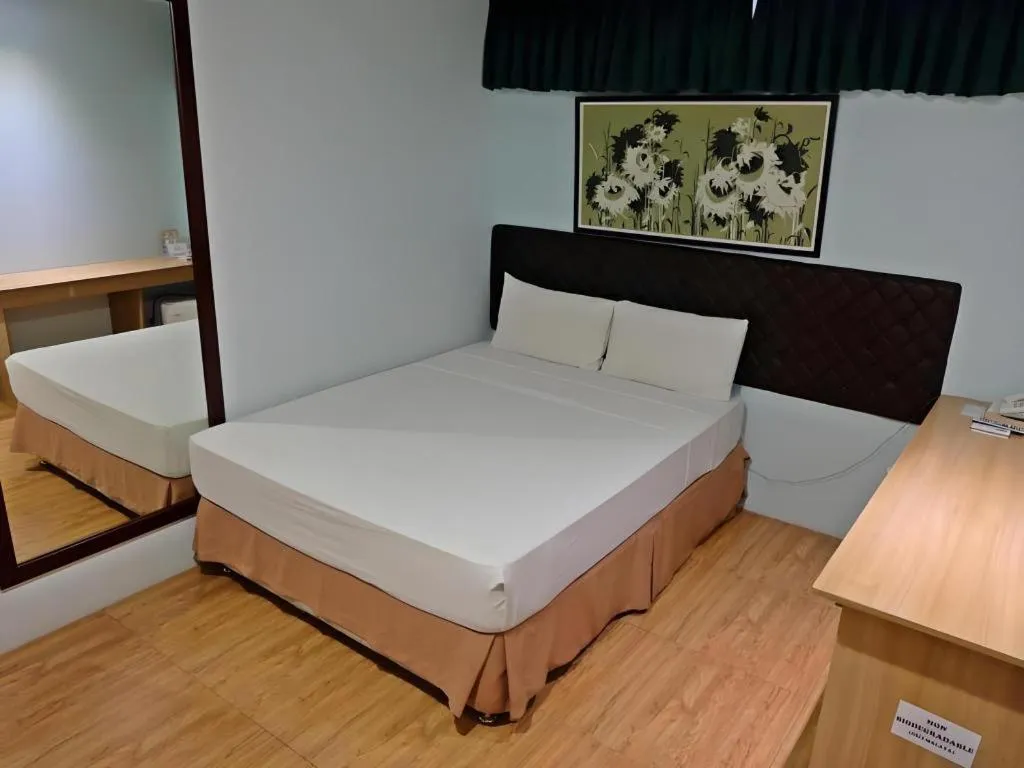 Bed in Capitol Central Hotel and Suites