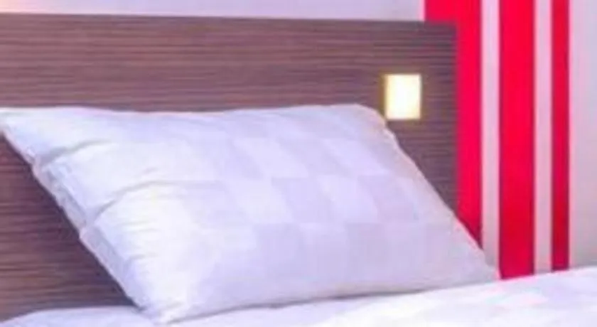 Bed in Redstar Hotel Jakarta