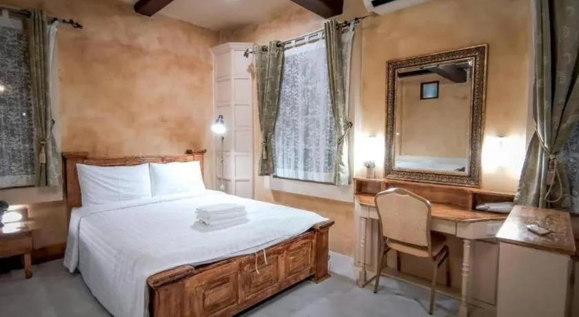 Bed in Villa Tuscany Country Resort