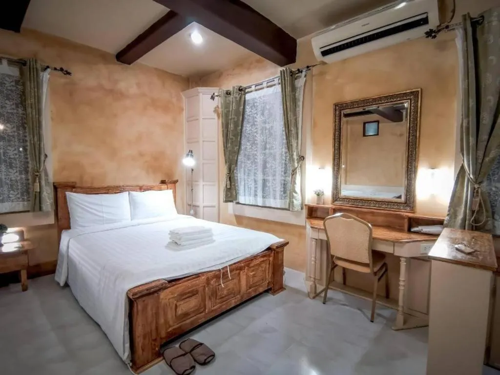 Bed in Villa Tuscany Country Resort