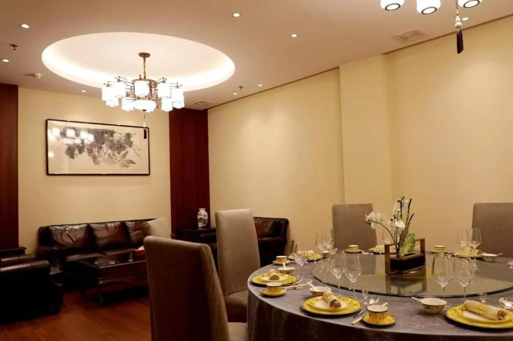 Jianguo Qianmen Hotel