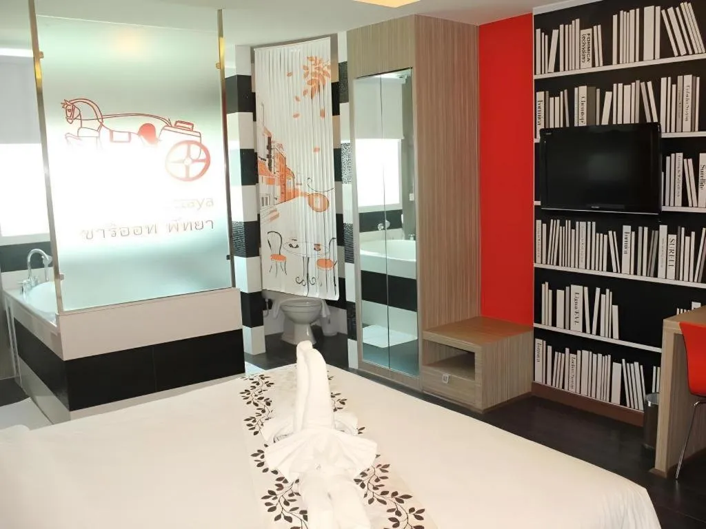 Bed in Chariot Pattaya Hotel