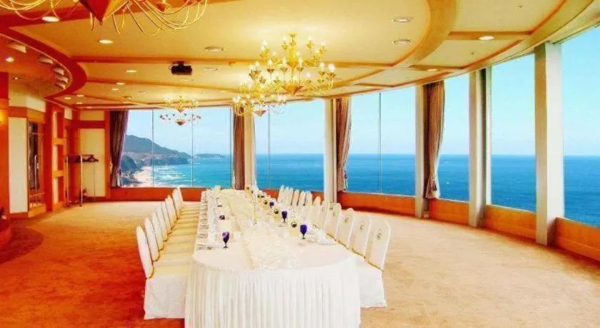 Sun Cruise Resort and Yacht