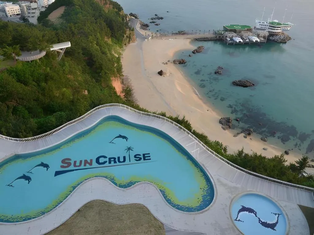 Sun Cruise Resort and Yacht