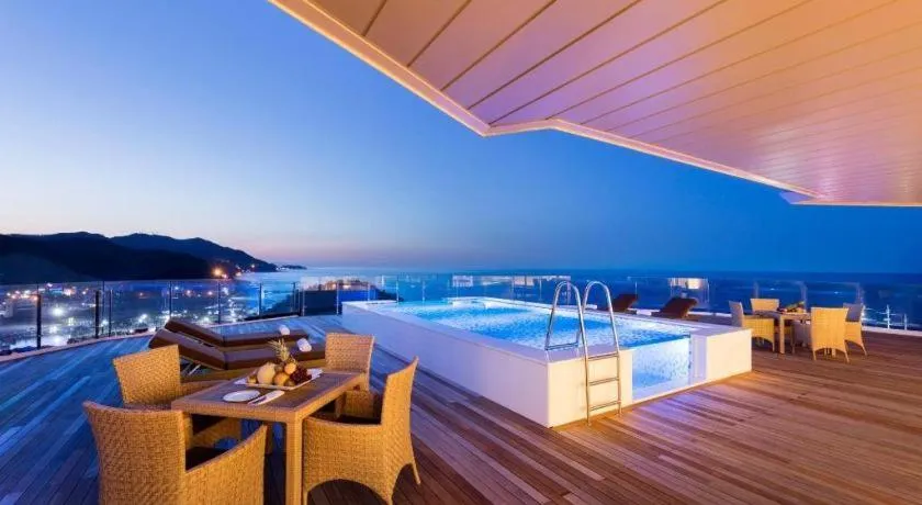 Sun Cruise Resort and Yacht