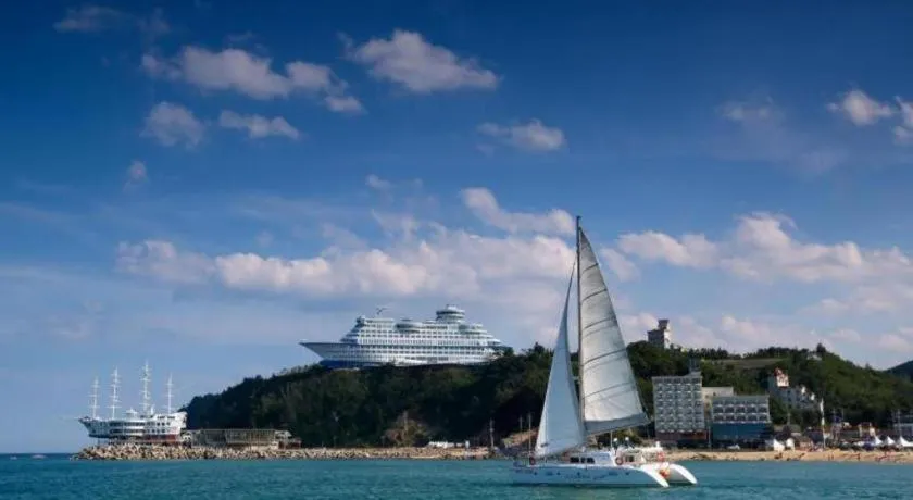 Sun Cruise Resort and Yacht
