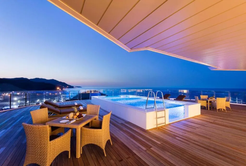 Sun Cruise Resort and Yacht