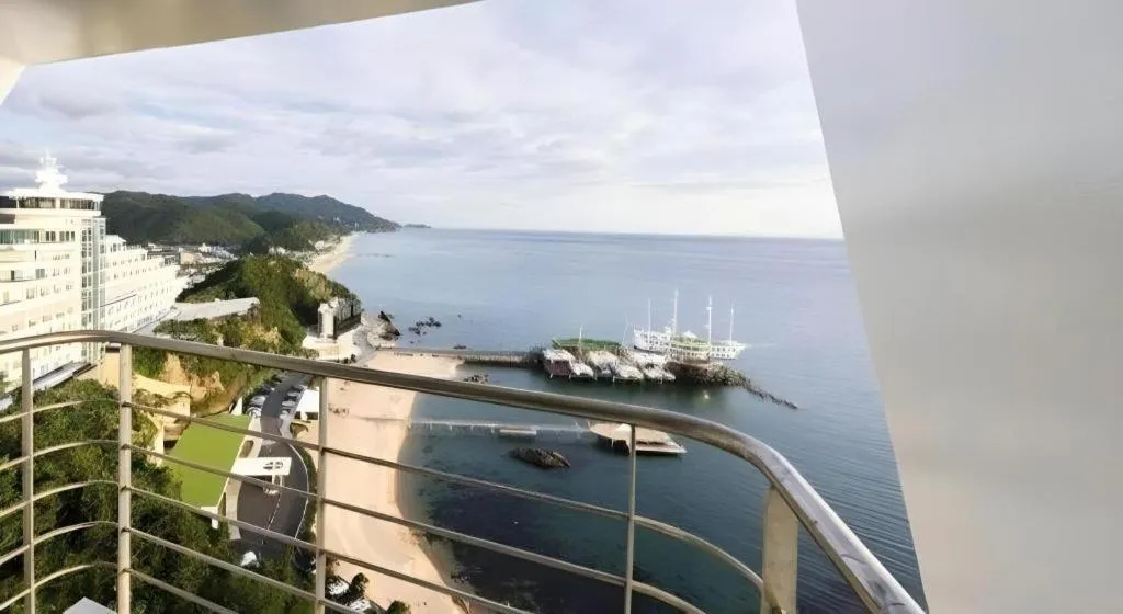 Sun Cruise Resort and Yacht