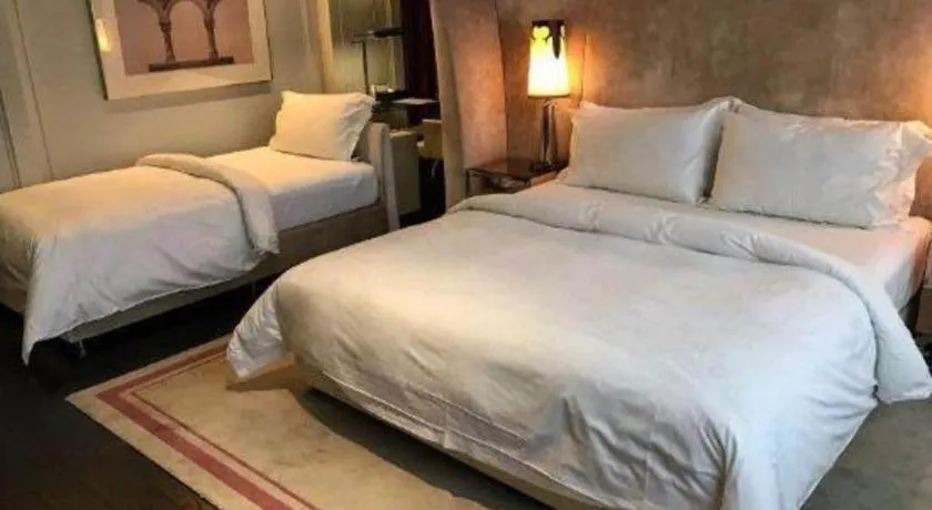 Bed in Jinjiang Metropolo Hotel Classiq Shanghai Off Bund