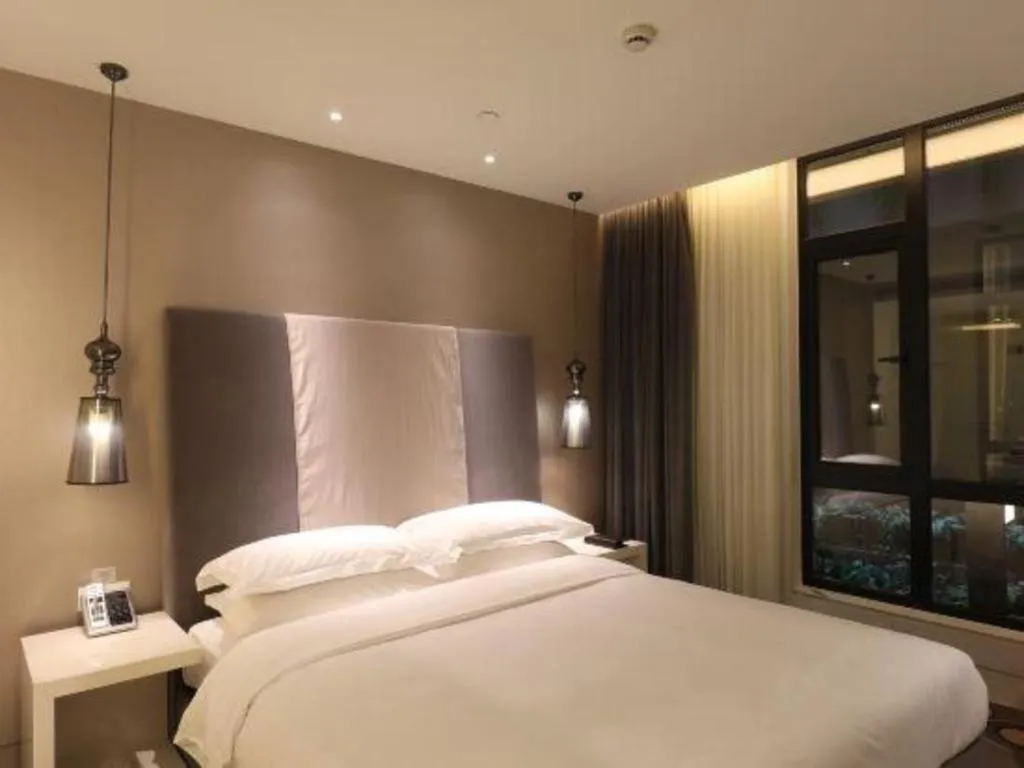 Bed in Jinjiang Metropolo Hotel Classiq Shanghai Off Bund