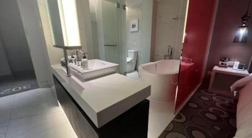 Bed in Jinjiang Metropolo Hotel Classiq Shanghai Off Bund