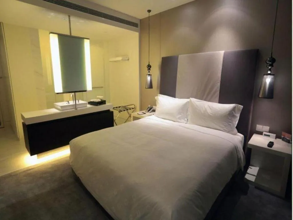 Bed in Jinjiang Metropolo Hotel Classiq Shanghai Off Bund