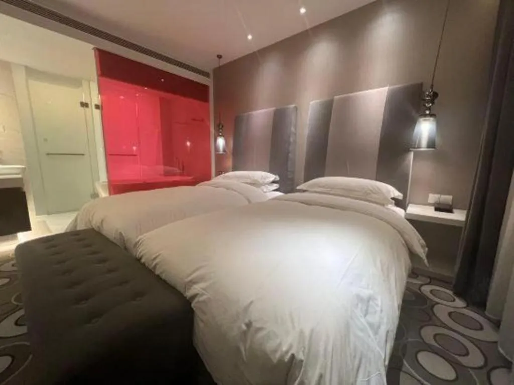 Bed in Jinjiang Metropolo Hotel Classiq Shanghai Off Bund
