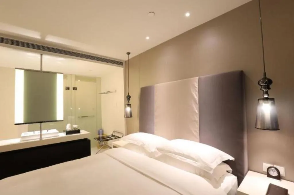 Bed in Jinjiang Metropolo Hotel Classiq Shanghai Off Bund