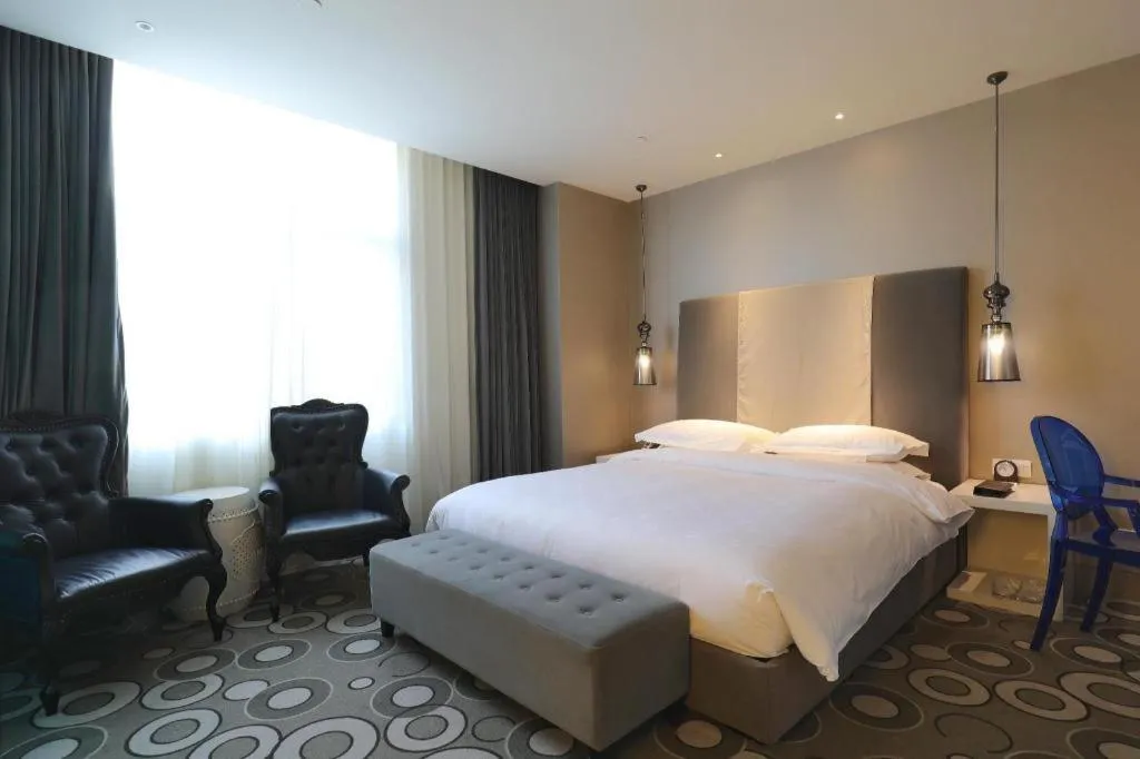 Bed in Jinjiang Metropolo Hotel Classiq Shanghai Off Bund