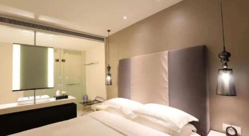 Bed in Jinjiang Metropolo Hotel Classiq Shanghai Off Bund