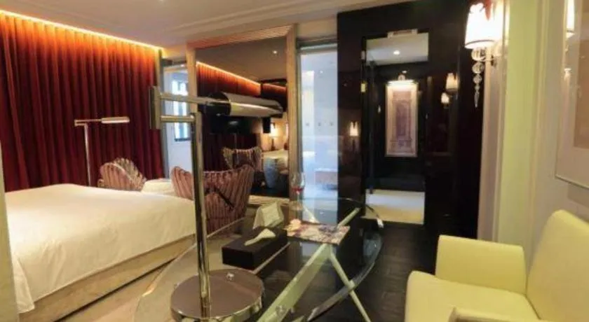 Bed in Jinjiang Metropolo Hotel Classiq Shanghai Off Bund