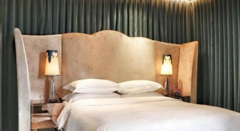 Bed in Jinjiang Metropolo Hotel Classiq Shanghai Off Bund